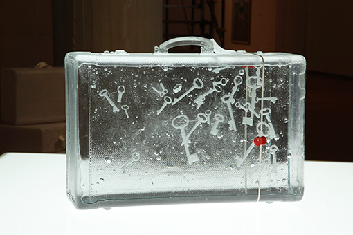 『suitcase -key-』2013 ナフタリン、樹脂、封蝋、ミクストメディア 写真：木奥恵三 ©MIYANAGA Aiko Courtesy Nissan Art Award and Mizuma Art Gallery
