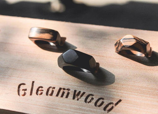 「木製の宝石」を作るタイのジュエリーブランド「Gleamwood」
