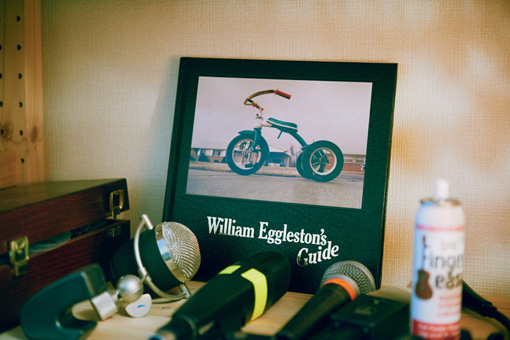 写真家・ウィリアム・エグルストンの写真集とマイク類