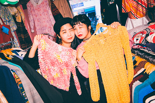 クールな色気を持つカナ（左）と、台湾人がかわいいと言うマナ（右）がそれぞれ選んだ、店内で一番好みの服