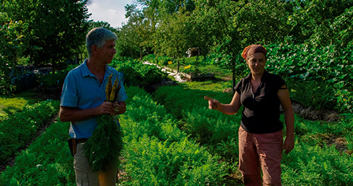 ペリーヌ・エルヴェ＝グリュイエールとシャルル・エルヴェ＝グリュイエールのふたりはフランスで有機野菜を栽培している / ©MOVEMOVIE - FRANCE 2 CINÉMA - MELY PRODUCTIONS