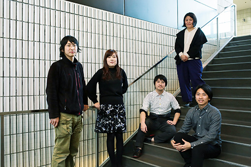 本展の出品作家5名。左から：齋藤陽道、出和絵理、小野耕石、丸山純子、染谷聡