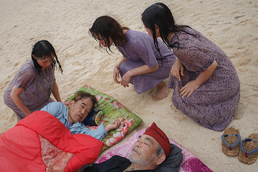 映画『変魚路』より。横たわるのが主演の平良進と北村三郎