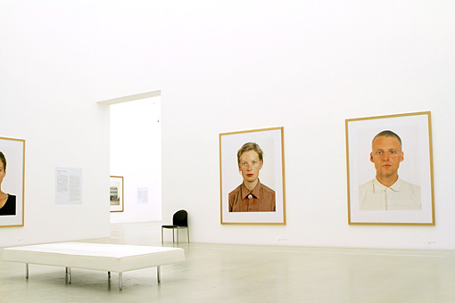 『Porträts（ポートレート）』作品が並ぶ展示室