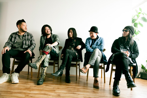左から：山㟢廣和（toe）、Nobukata Kawai（envy）、Takaakira ‘Taka’ Goto（MONO）、青木ロビン（downy）、Atsuo（Boris）