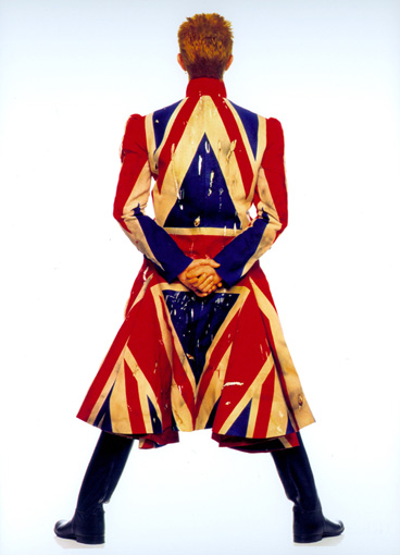『Earthling』（1997年）のジャケットに使用された写真。着用している衣装はアレキサンダー・マックイーンのデザインによる / ©Frank W Ockenfels 3