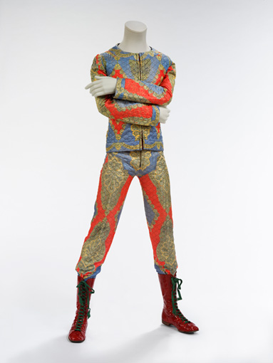 『ジギー・スターダスト』のツアー衣装で、1972年に『Top of the Pops』に出演した際も着用している。衣装デザインはフレディ・バレッティ / 「Quilted two-piece suit」Courtesy of The David Bowie Archive ©Victoria and Albert Museum