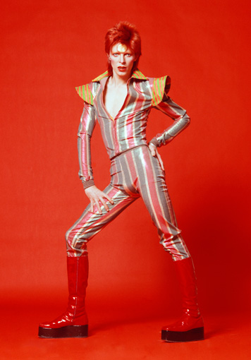 鋤田正義の撮影による1973年のデヴィッド・ボウイ。衣装を手がけたのはフレディ・バレッティ / ©Sukita , The David Bowie Archive