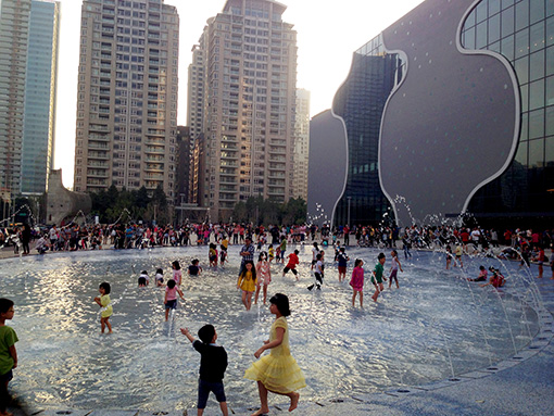 台中国家歌劇院の前にある池では子どもたちが遊ぶ