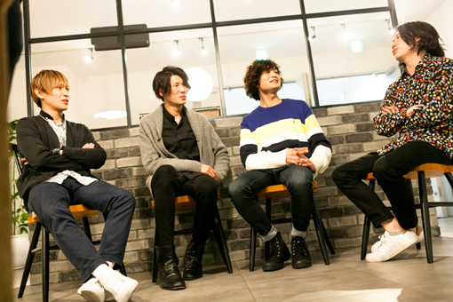 左から：辻怜次、須田原生、小関竜矢、鈴木敬