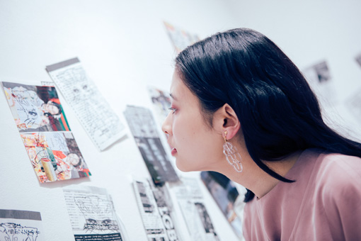 新宿眼科画廊での展示を眺める前田エマ