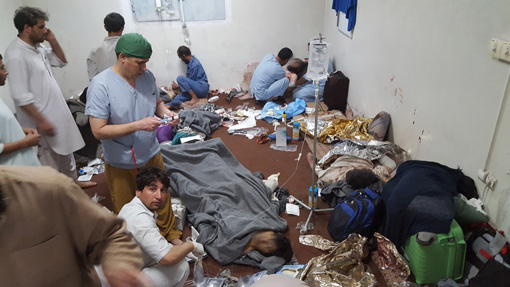 管理棟に負傷者が殺到し、無事だったスタッフが仮設の手術室で救命救急に全力を尽くしたが、患者、スタッフを含む計42人が死亡した ©MSF