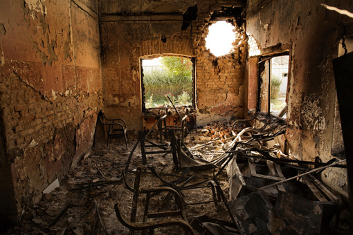爆撃により破壊された病院内部。壁にミサイルが開けた穴が残る ©Victor J. Blue