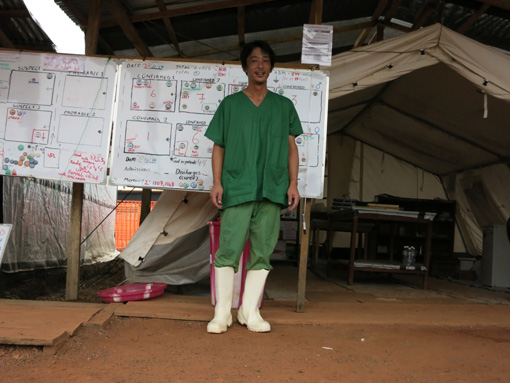 エボラ出血熱で現地に赴いた際の加藤医師 ©MSF