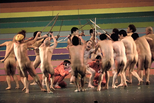 2006年上演の『踊るショービジネス2　ダンス王』で披露された「ハダカ侍」の様子