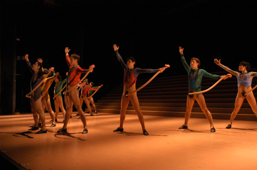 2004年に上演された『踊るショービジネス』の様子。長い局部を振り回しながら俳優たちが踊る