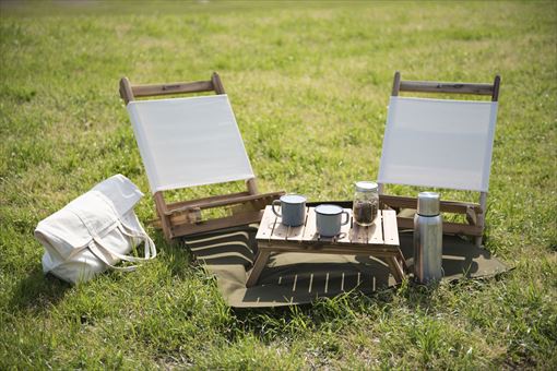 レンタルピクニックセット（テーブル、チェア2脚、ピクニックシート、マグカップ2つ、ハンドドリップコーヒー、焼き菓子）。