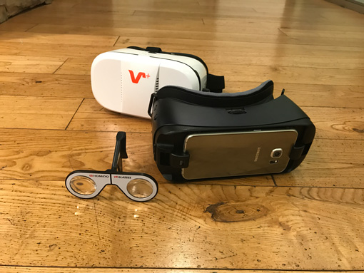 奥から：スマホを装着する「VOX-#DVR-ゴーグル」「Galaxy Gear VR」、スマホの画面に取り付ける「HOMiDO MINI VR グラス」