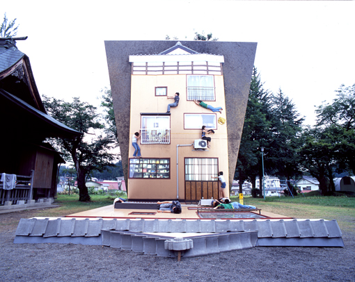 レアンドロ・エルリッヒ『妻有の家』（2006年）。地面に寝そべるように作られた家を大きな鏡に映し出した作品（展示終了）撮影：池田晶紀