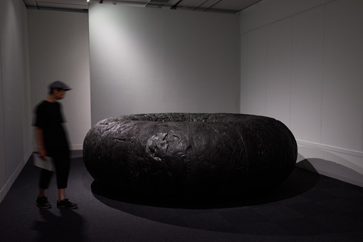 『空洞説－円環⇔壷』展示風景 巨大な「円環」の形態をとった作品