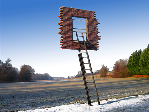 レアンドロ・エルリッヒ〈Window & Ladder - Too Late to Ask for Help〉2008 © Lorenzo Flaschl, Courtesy of Galleria Continua