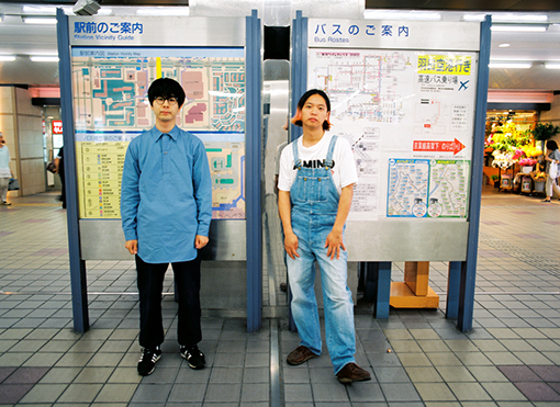 夏目と菅原が弾き語りデュオ「エスカルゴ」として、ゆずなどの弾き語りをしていた新浦安駅の改札前