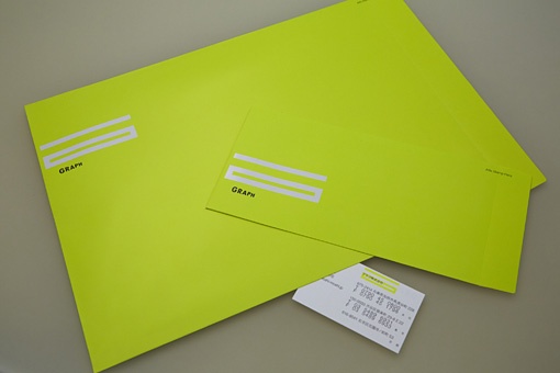 GRAPHのオリジナル封筒。色は、彼らのコーポレートカラーである蛍光イエロー。