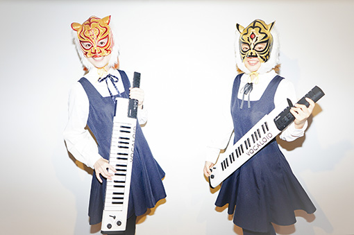 左から：新津由衣、AZUMA HITOMI。手に持っているのが「VOCALOID Keyboard『VKB-100』」