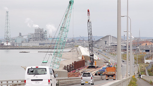 巨大な防潮堤を建設中のOneparkの真横にある日和大橋からの風景
