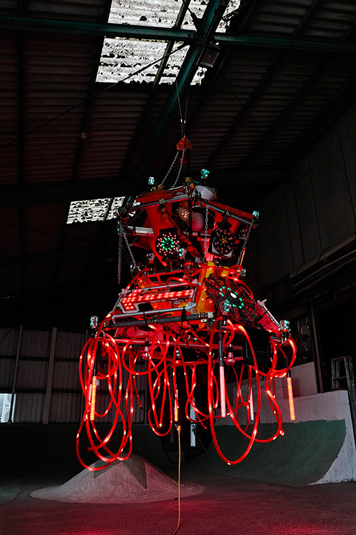 『SIDECORE - rode work』よりEVERYDAY HOLIDAY SQUAD『RODE WORK』（2017年）展示風景 ©Reborn-Art Festival 2017 / 建設機材で作られたシャンデリア