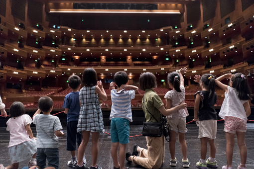 『げきじょうたんけんツアー』 / 小学生を対象に毎年夏休みに開催されている愛知県芸術劇場の大ホールを探検するプログラム<　撮影：羽鳥直志/p>