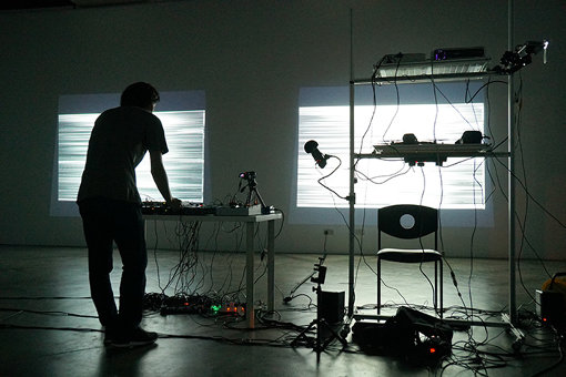 『Interdisciplinary Art Festival Tokyo 16/17 Performance, Screening and lecture in Singapore』での西山修平のパフォーマンス『Audio-Visual Konfusion 』