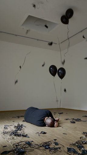 リン・ウェイルン『sleeping practice: balloon & needle』（2016年）