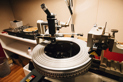 カッティングマシン。これで、「ラッカー盤」と呼ばれるレコードを作る際の型の元になる溝を掘る
