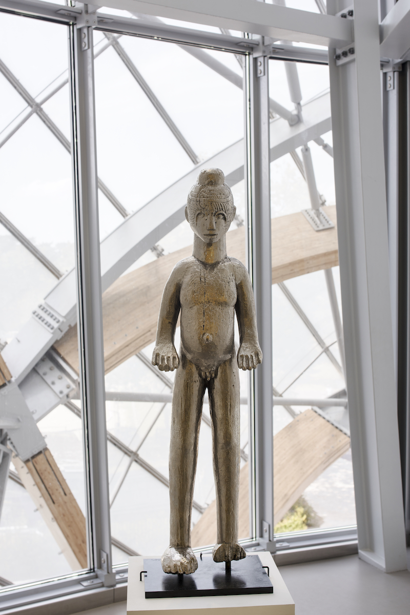 『イボ』（2008年）ブロンズにクロムメッキChrome-plated bronze 86 x 25 x 16 cm © Adagp, Paris 2018  / ニジェールの呪物を型取りして作ったこのブロンズ像は、他国の宗教儀式のオブジェを一見賛美しながらも、西洋の芸術様式に回収してしまうという矛盾を孕んでいる