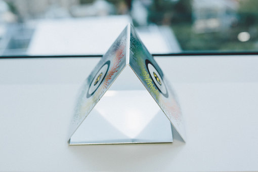 内側が鏡面のようになっているため、三角形にすると万華鏡のようになる