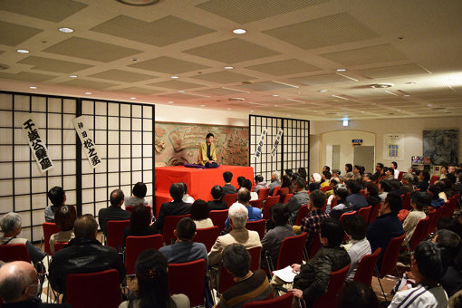 長崎市チトセピアホール 『千歳公楽座 九州旅成金の会』（2017年2月） / 会場となったのは、ホールのなかではなくロビー。特別に設置した高座で公演が行われた
