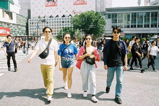 左から：粕谷哲司、ユナ、カナ、角舘健悟 / ロケの模様は『TOKYO MUSIC ODYSSEY』のInstagramでも配信