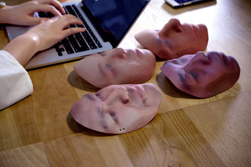 『デジタルシャーマン・プロジェクト』でロボットの顔に取りつける3Dプリンタで出力した顔