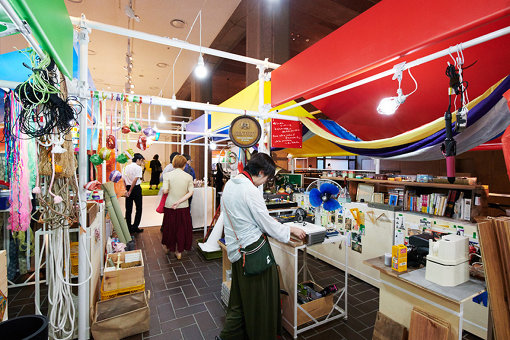 東京都美術館『BENTO おべんとう展―食べる・集う・つながるデザイン』会場風景（北澤潤『おすそわけ横丁』）