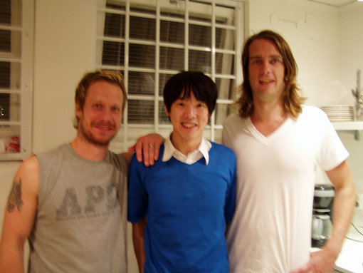 エンジニアのステファン（左）、スウェーデンの4人組バンド・Ray Wonderのルードウィグ・ボス（右）とともに。写真は2004年ごろのもの