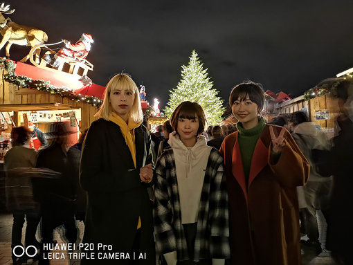 横浜赤レンガ倉庫にて。左から：Rachel（chelmico）、蒼山幸子（ねごと）、Mamiko（chelmico） / 「HUAWEI P20 Pro」の「夜景モード」で撮影