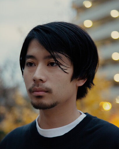 山田智和（やまだ ともかず）<br>映画監督、映像作家。東京都出身。クリエイティブチームTokyo Filmを主宰、2015年よりCAVIARに所属。水曜日のカンパネラやサカナクションのミュージックビデオを手がけ、徐々に頭角を現して行く。2018年にはKID FRESINO“Coincidence”や、米津玄師“Lemon”、あいみょん“マリーゴールド”、星野源“Same Thing （feat. Superorganism）”など、数々の話題となったミュージックビデオを演出する。また、NIKE、SUNTORY、GMOクリック証券、TOD'S、PRADA、GIVENCHY、Valentino × undercover等の広告映像や、ファッション誌のビジュアル撮影も行うなど、その活動は多岐に渡る。渋谷駅で行われたエキシビション『SHIBUYA / 森山大道 / NEXT GEN』にて「Beyond The City」を発表。伊勢丹にて初の写真展『都市の記憶』開催。2020年はギャラクシー賞CM部門大賞、ACCディレクター賞、MTV VMAJ 2020の『最優秀ビデオ賞 