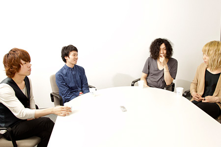 左から：飯田瑞規（cinema staff）、辻友貴（cinema staff）、ケンゴマツモト（THE NOVEMBERS）、小林祐介（THE NOVEMBERS）
