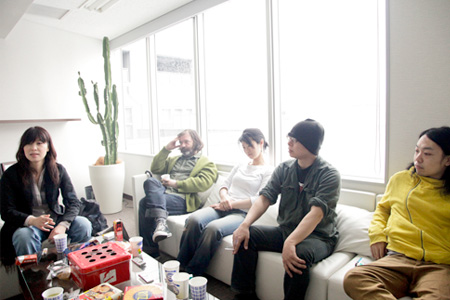 左から：石橋英子、ジム・オルーク、波多野敦子、須藤俊明、山本達久