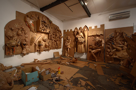 会田誠＋21st Century Cardboard Guild『モニュメント・フォー・ナッシング II』2008年−　ダンボール、その他　サイズ未定　Courtesy: Mizuma Art Gallery