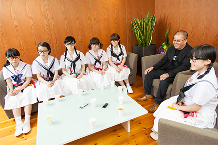 左奥から：ヒラノノゾミ、カミヤサキ、ファーストサマーウイカ、ミチバヤシリオ、プー・ルイ、JOJO広重、右手前：テンテンコ