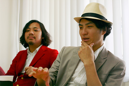 左から：スガナミユウ、千秋藤田