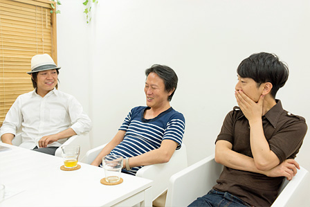 左から：川上シュン、鄭秀和、DJ KAWASAKI