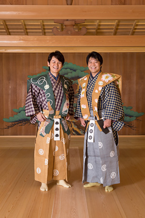 『日本の笑い―古典と現代』　南原清隆（左）、野村万蔵（右）